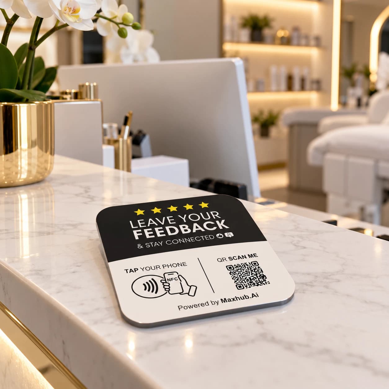 NFC- и QR-карта для отзывов MaxTap Pro на стойке ресепшн салона